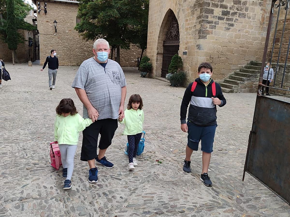 Las normas también han obligado a cambiar los itinerarios de salida y acceso a los centros. Así, la entrada al colegio Víctor Tapia de Laguardia se ha trasladado este año a la plaza entre la Torre Abacial y la iglesia de Santa María de los Reyes para tener más espacio para alumnos y familiares. Además, se han establecido tres turnos de entrada y se han vallado los columpios y juegos infantiles. 