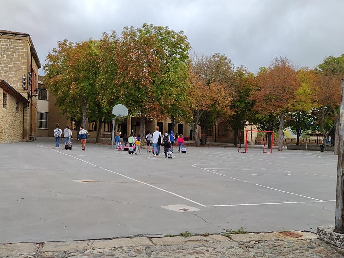 Las normas también han obligado a cambiar los itinerarios de salida y acceso a los centros. Así, la entrada al colegio Víctor Tapia de Laguardia se ha trasladado este año a la plaza entre la Torre Abacial y la iglesia de Santa María de los Reyes para tener más espacio para alumnos y familiares. Además, se han establecido tres turnos de entrada y se han vallado los columpios y juegos infantiles. 
