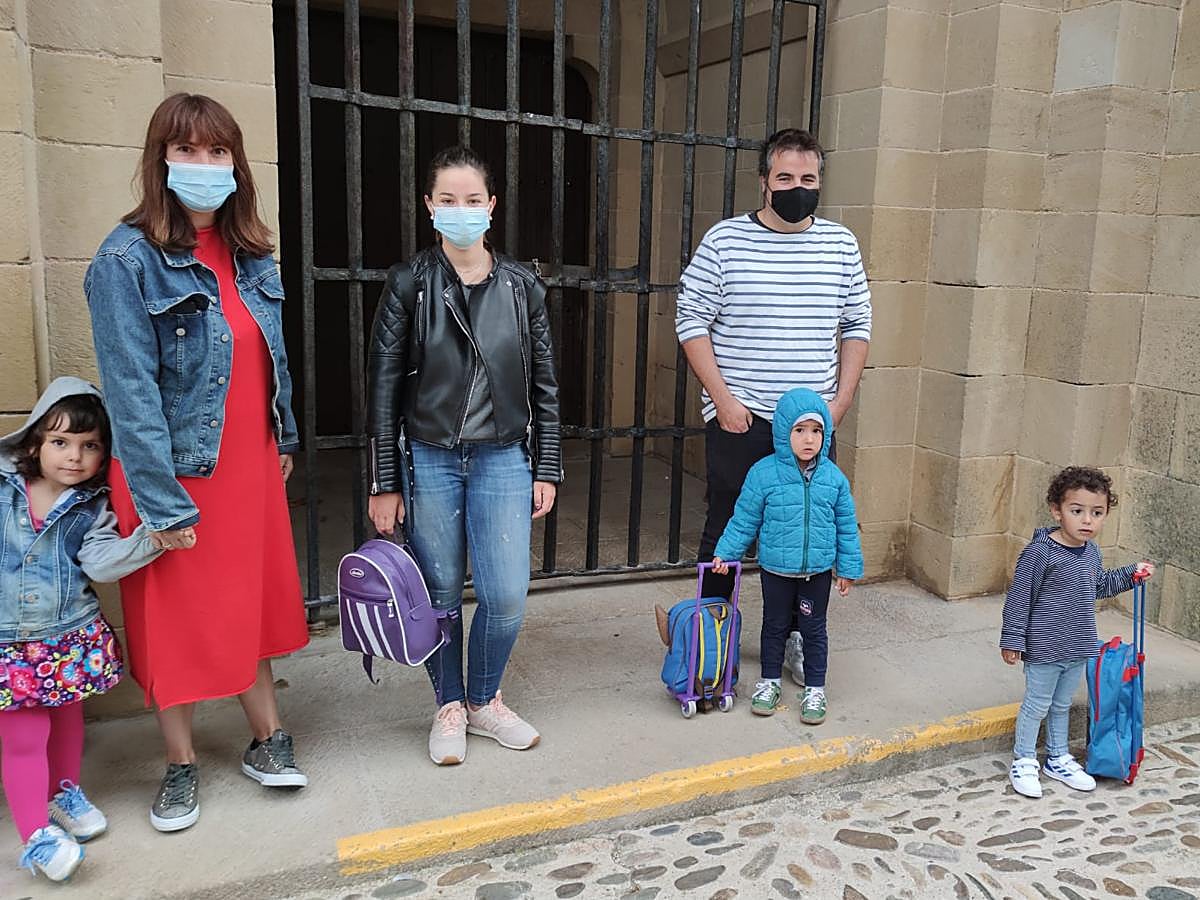 Las normas también han obligado a cambiar los itinerarios de salida y acceso a los centros. Así, la entrada al colegio Víctor Tapia de Laguardia se ha trasladado este año a la plaza entre la Torre Abacial y la iglesia de Santa María de los Reyes para tener más espacio para alumnos y familiares. Además, se han establecido tres turnos de entrada y se han vallado los columpios y juegos infantiles. 