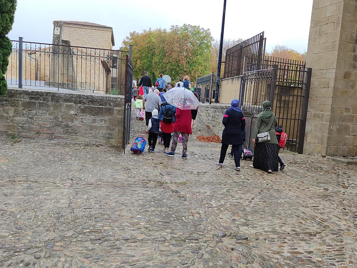 Las normas también han obligado a cambiar los itinerarios de salida y acceso a los centros. Así, la entrada al colegio Víctor Tapia de Laguardia se ha trasladado este año a la plaza entre la Torre Abacial y la iglesia de Santa María de los Reyes para tener más espacio para alumnos y familiares. Además, se han establecido tres turnos de entrada y se han vallado los columpios y juegos infantiles. 