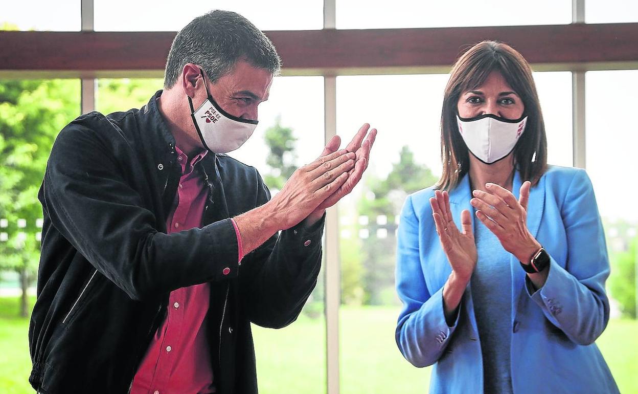 Pedro Sánchez arropa a Idoia Mendia durante la última campaña vasca. 