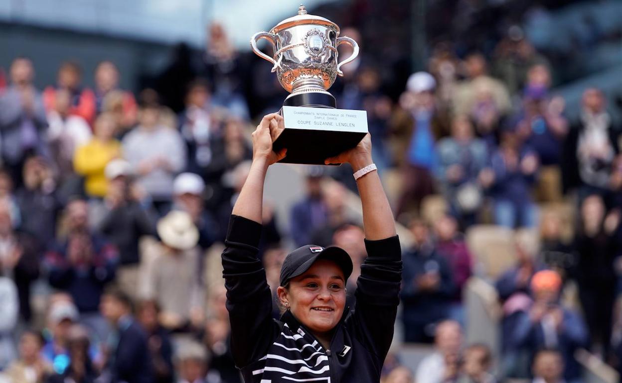 Barty levantando el título que logró en Roland Garros en 2019. 