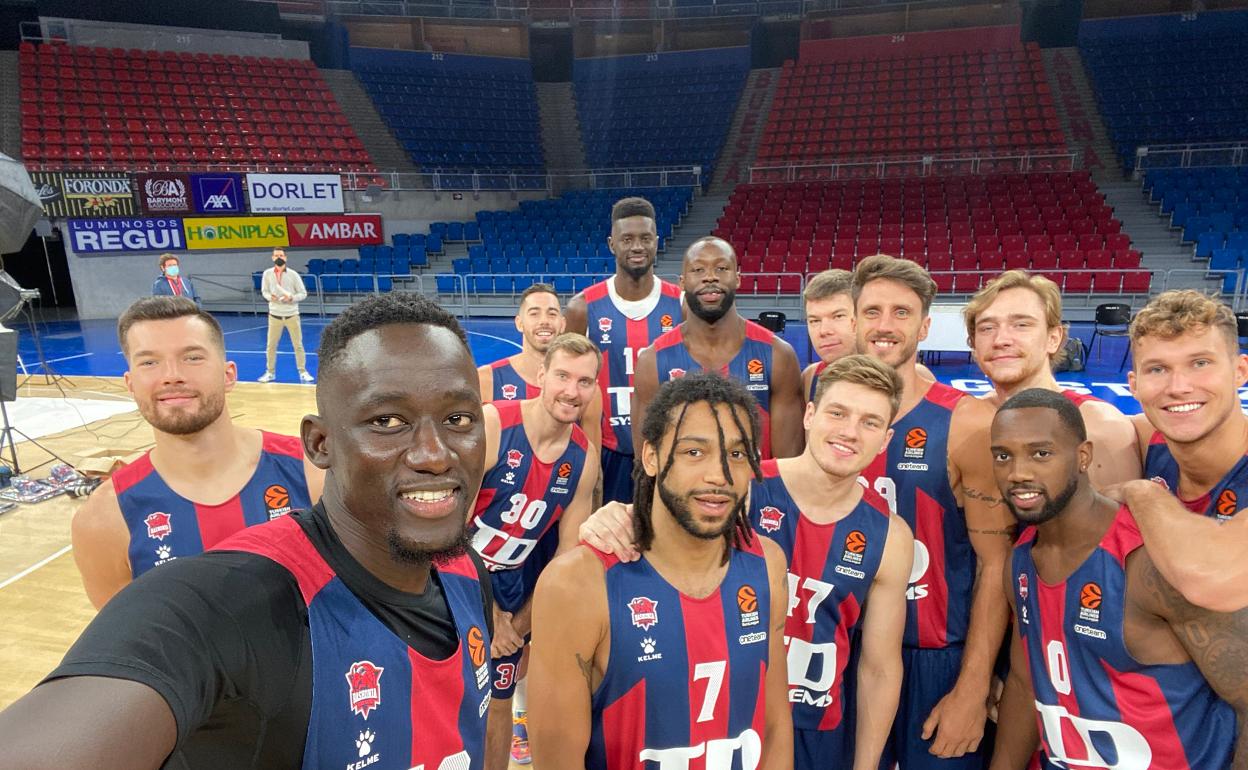 Diop hace un selfie con sus compañeros durante el 'media day' de la Euroliga. 