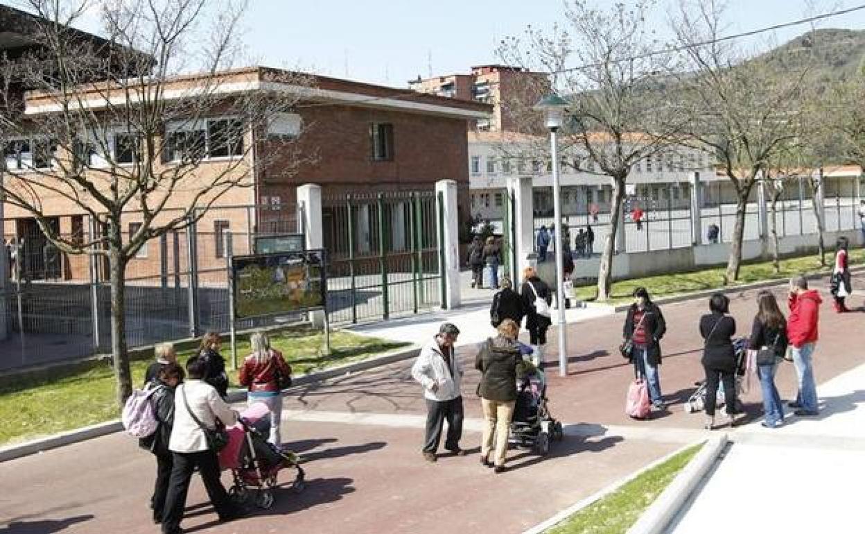 Padres accediendo a un colegio de Basauri/