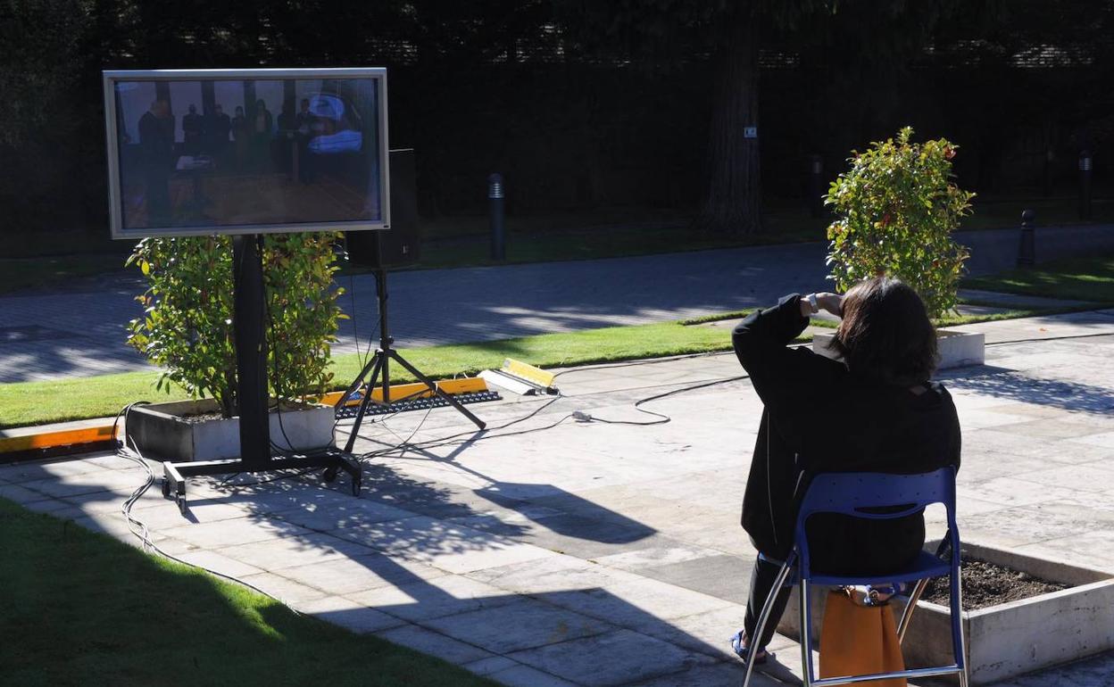 El Gobierno ha situado plasmas en los jardines de Ajuria Enea para poder seguir la toma de posesión de los nuevos consejeros. 