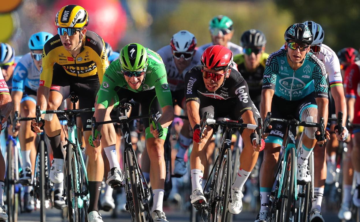 Ewan, del Lotto, supera a Bennett, con el maillot verde, en la meta de Poitiers. 