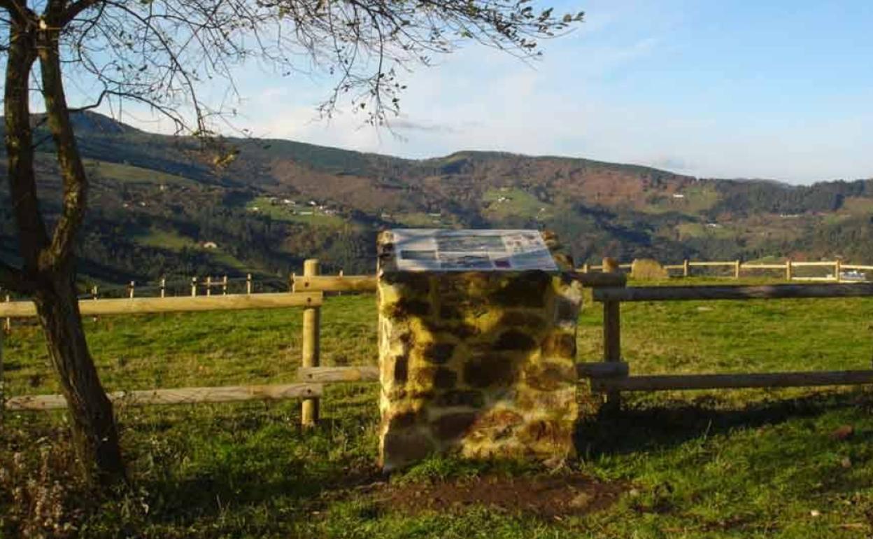 El túmulo de Katillotxu ocupa toda la cima de la montaña, con vistas al Sollube.