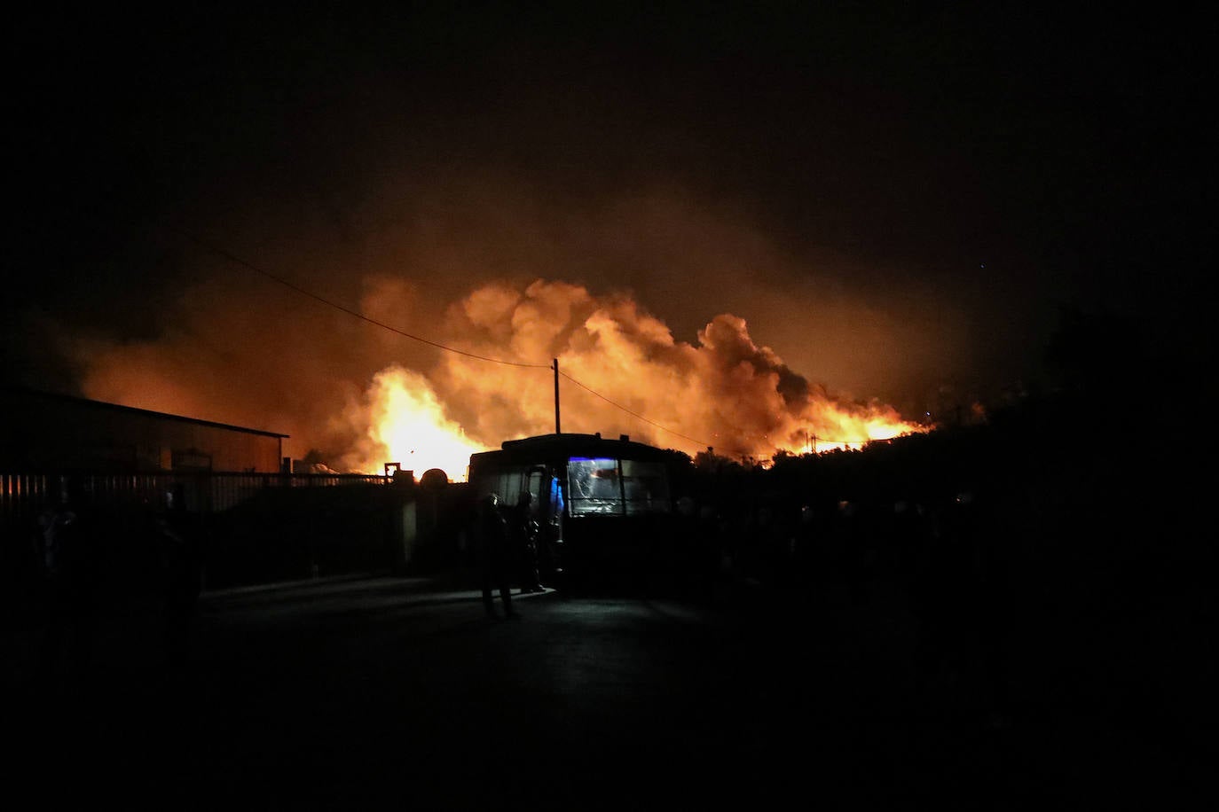 Fotos: Así fue el incendio que asoló el campo de refugiados en Moria