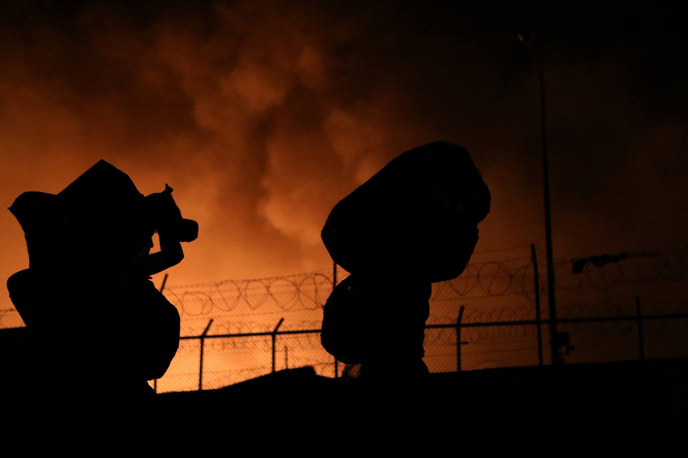 Fotos: Así fue el incendio que asoló el campo de refugiados en Moria
