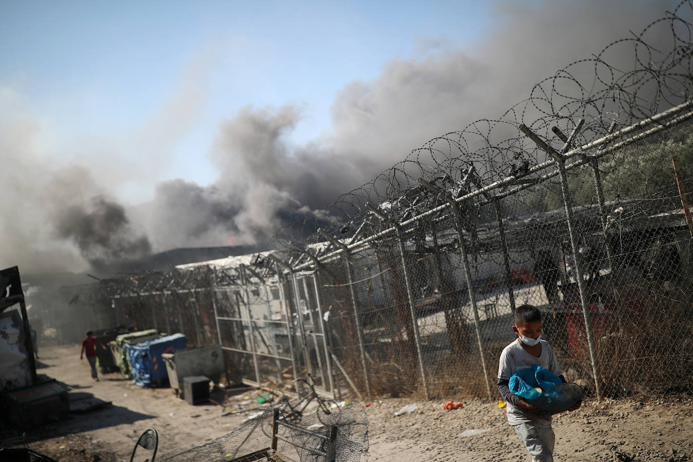 Fotos: Así fue el incendio que asoló el campo de refugiados en Moria