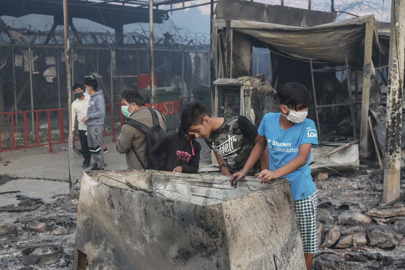 Fotos: Así fue el incendio que asoló el campo de refugiados en Moria