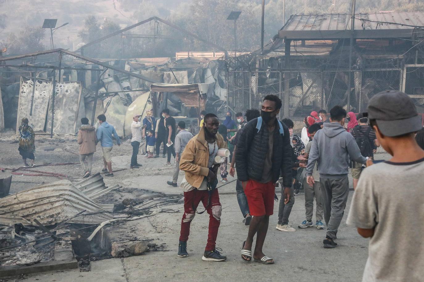 Fotos: Así fue el incendio que asoló el campo de refugiados en Moria