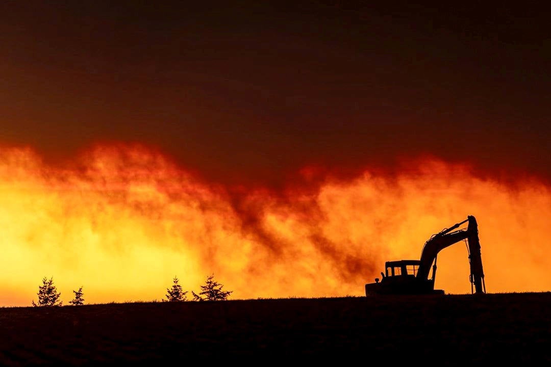 Los estados de California, Oregon y Washington se enfrentan a una serie de fuegos que ya han dejado seis muertos y amenazan con obligar a evacuar a cientos de miles de personas.