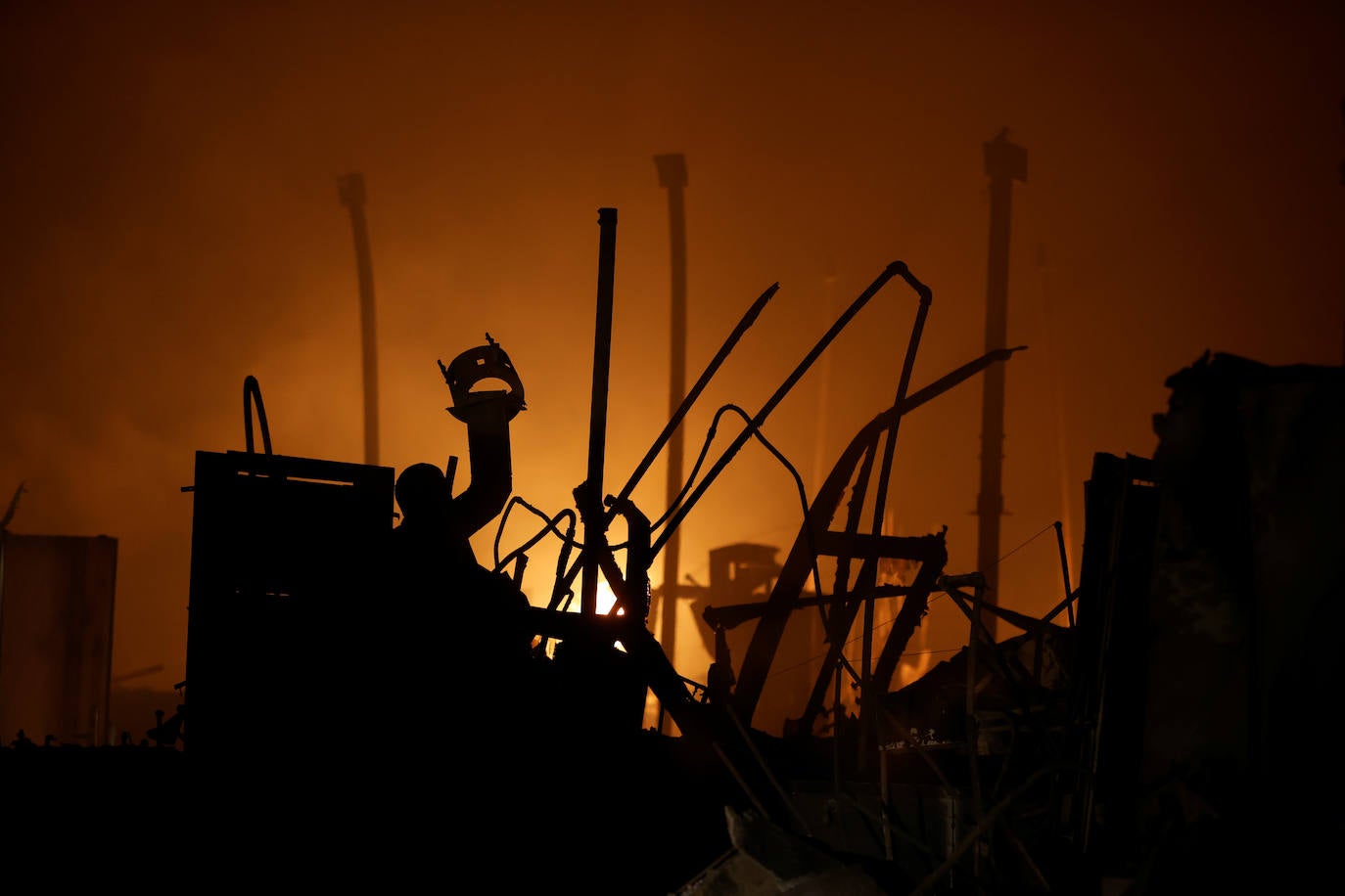 Los estados de California, Oregon y Washington se enfrentan a una serie de fuegos que ya han dejado seis muertos y amenazan con obligar a evacuar a cientos de miles de personas.