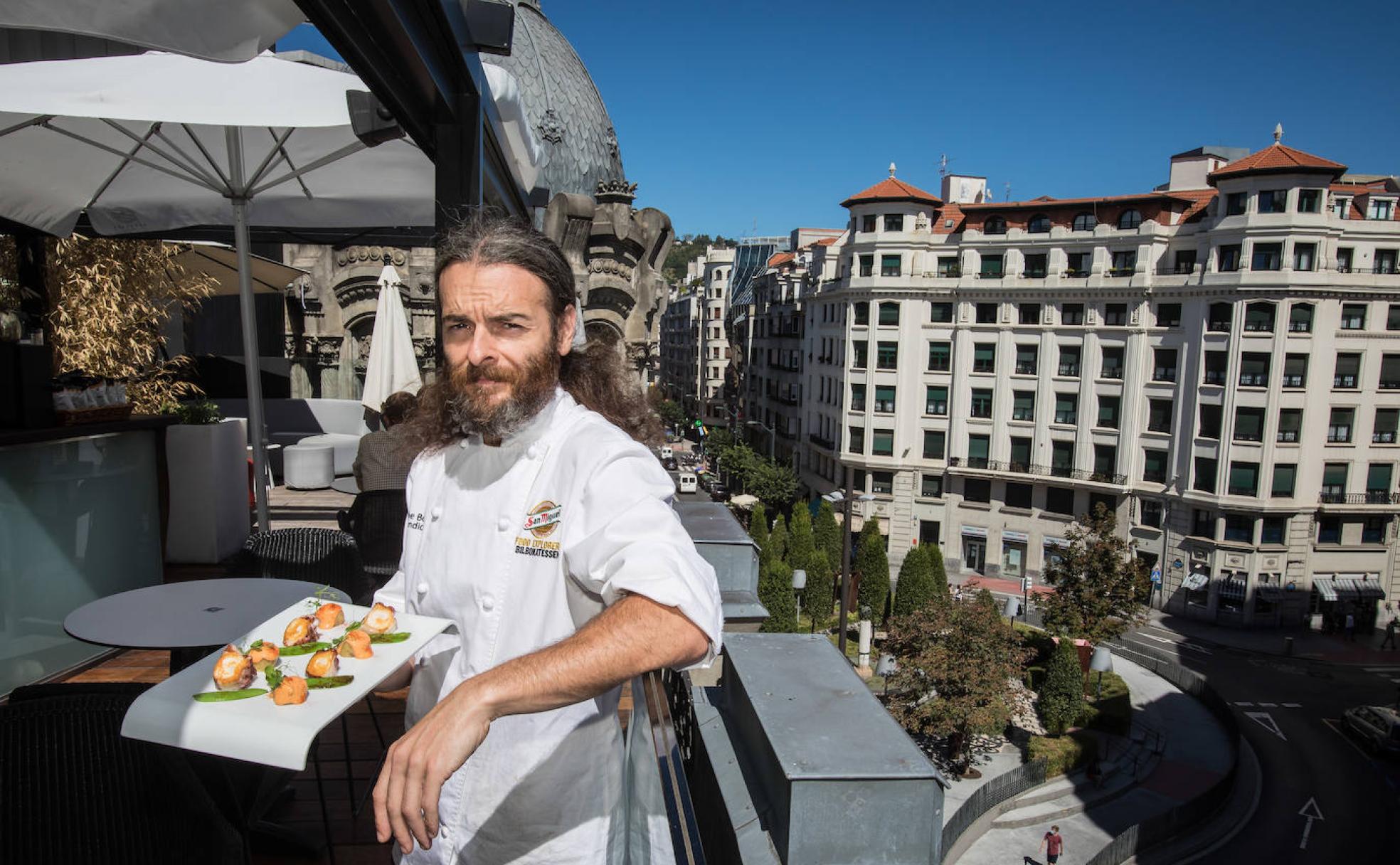 Borja Etxebarria, cocinero del Yandiola, sostiene uno de los platos que se ofrecen en la terraza de la Alhóndiga de Bilbao