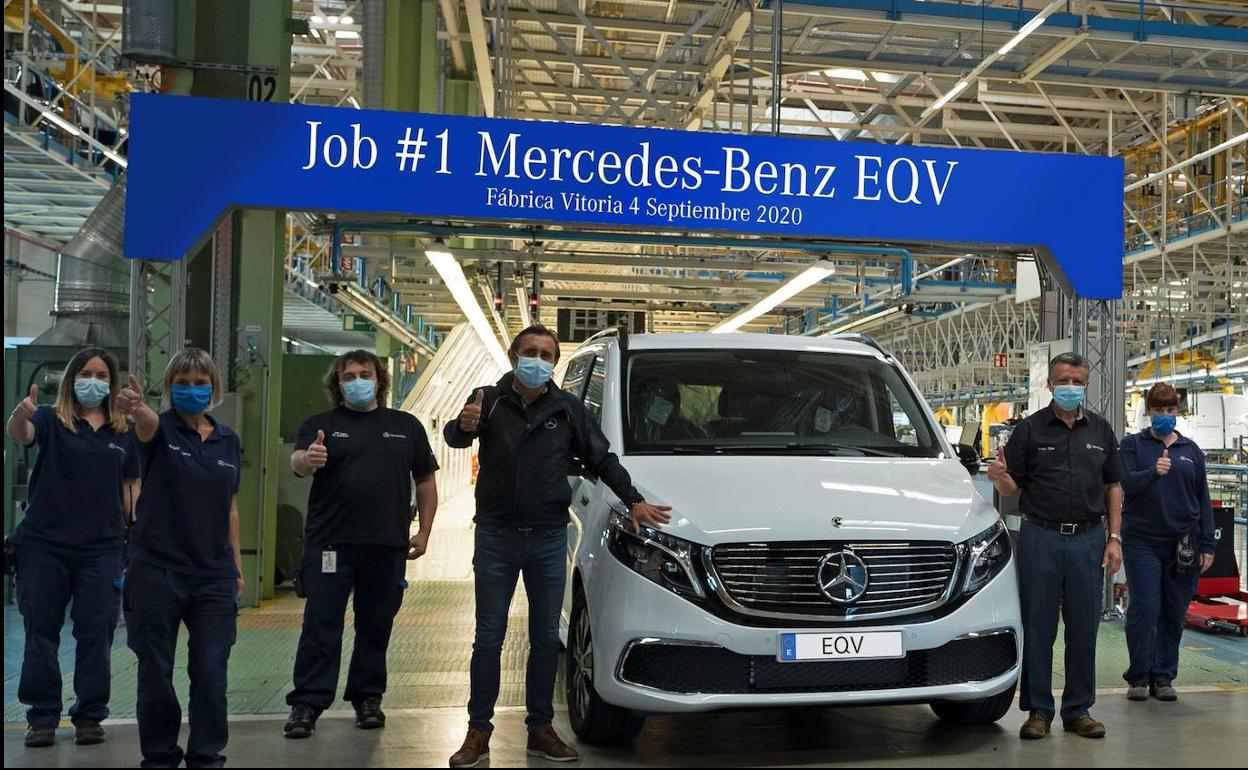 Emilio Titos, director de Mercedes en Vitoria, a la derecha, posa junto al primer Clase V fabricado en serie en compañía de otros trabajadores.