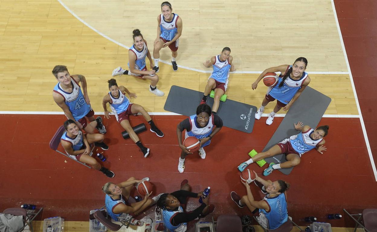 Varias jugadoras del Lointek Gernika posando este jueves antes de comenzar el entrenamiento en el polideportivo de Maloste. 