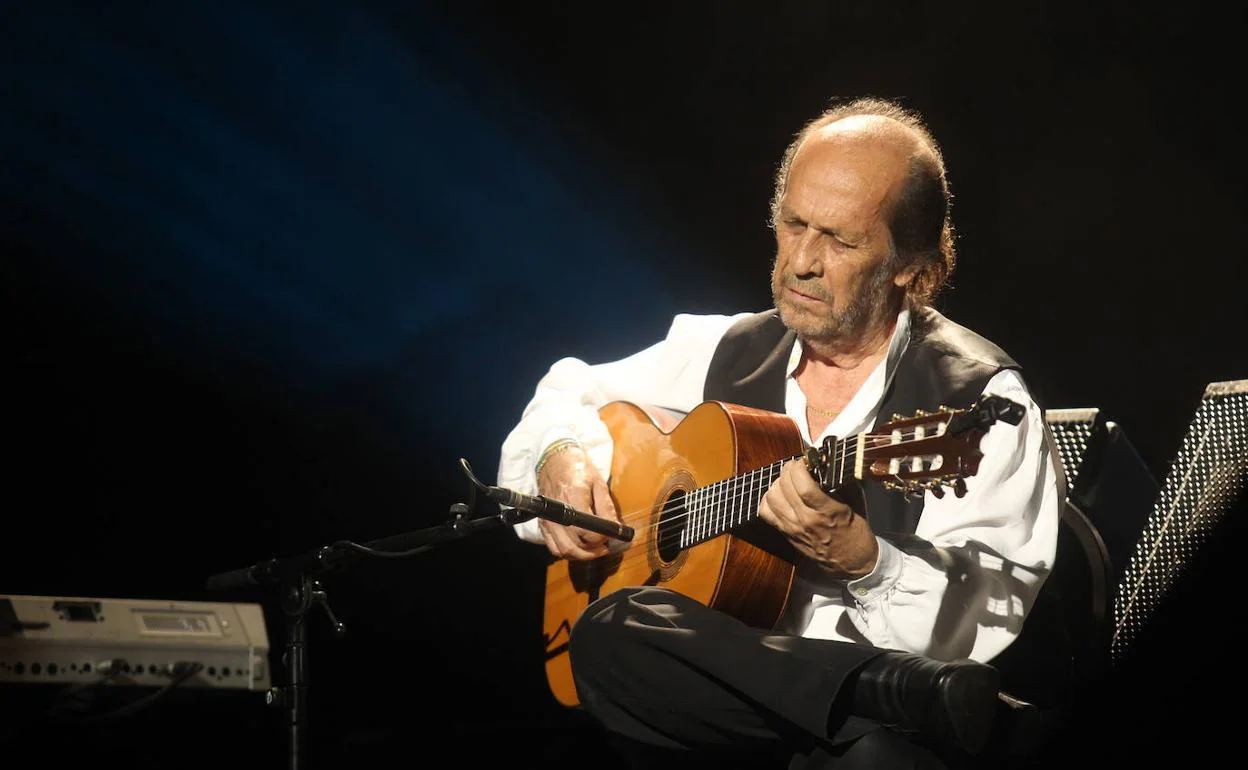 Paco de Lucía, guitarrista español, ofrece un recital en la 37 edición del Festival de Jazz de Vitoria en 2013.