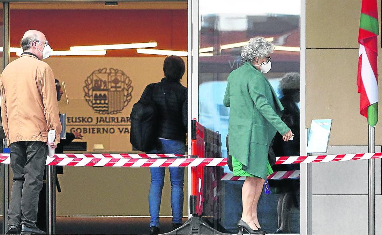 Ciudadanos accediendo a unas instalaciones del Gobierno vasco. 