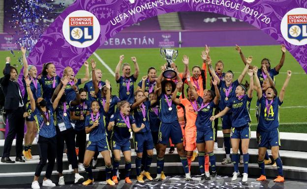 Las jugadoras del Lyon celebrando su séptima Champions, lograda en agosto en Anoeta. 