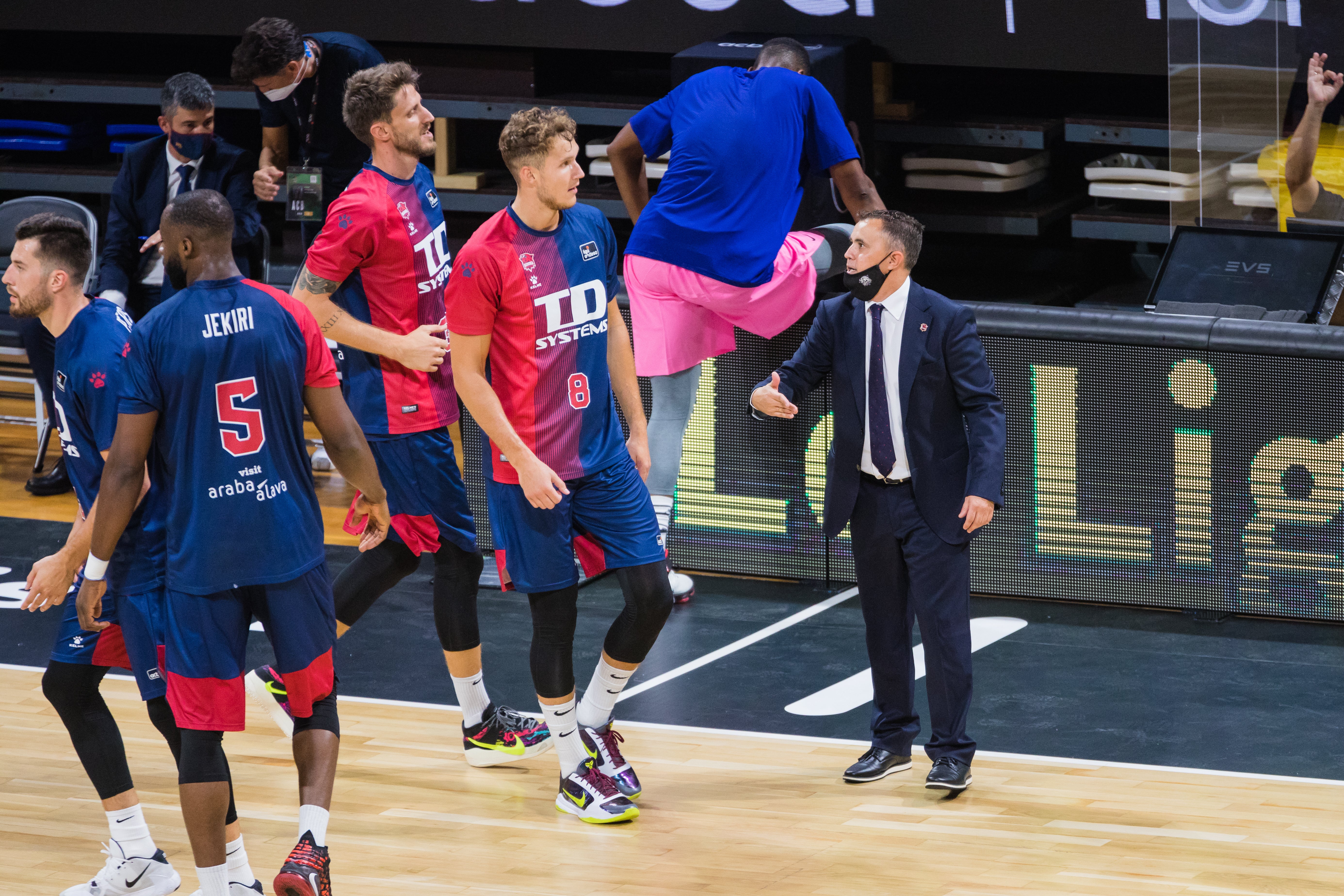 Baskonia y Barcelona han disputado la primera semifinal de la Supercopa.