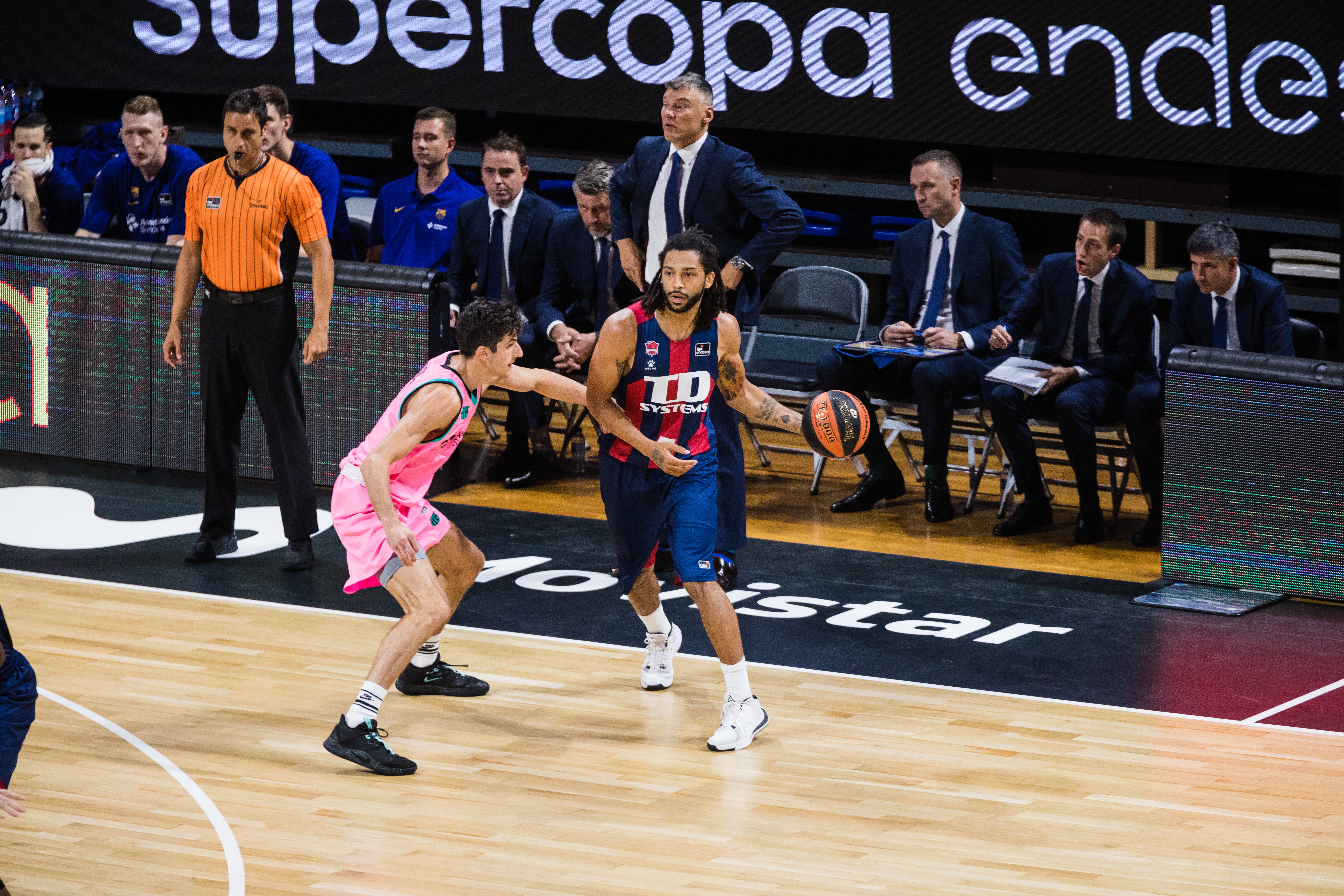 Baskonia y Barcelona han disputado la primera semifinal de la Supercopa.