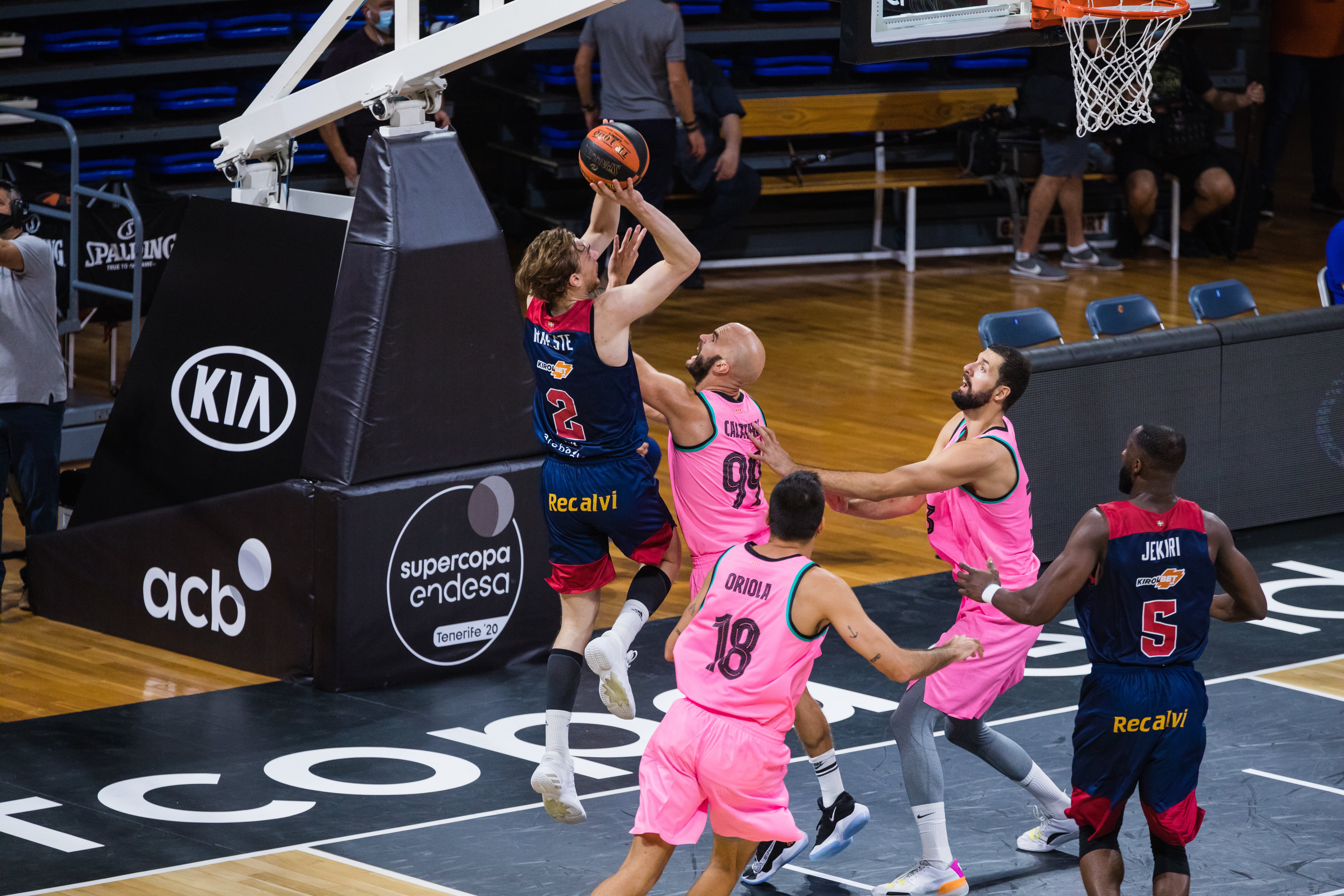 Baskonia y Barcelona han disputado la primera semifinal de la Supercopa.