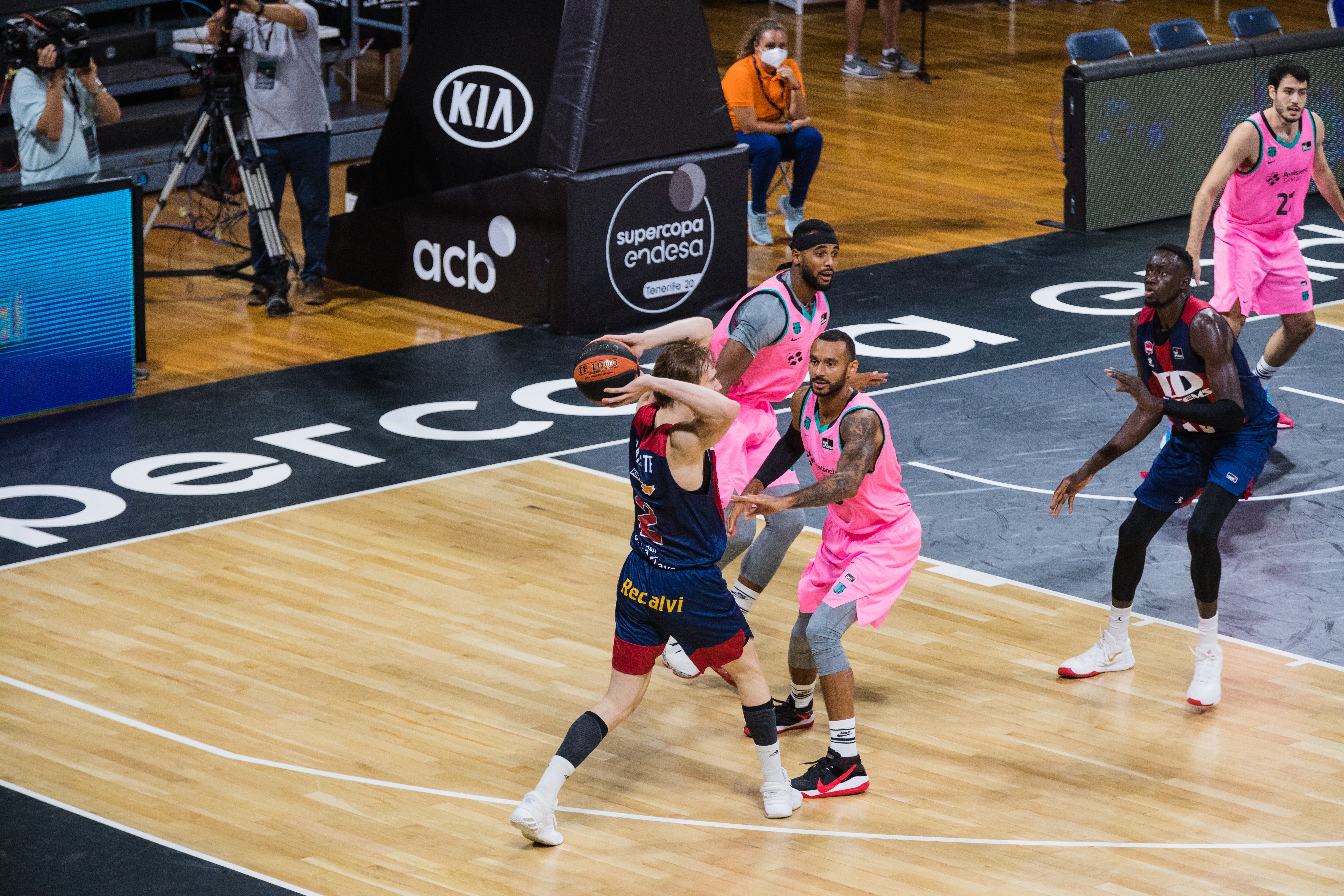 Baskonia y Barcelona han disputado la primera semifinal de la Supercopa.
