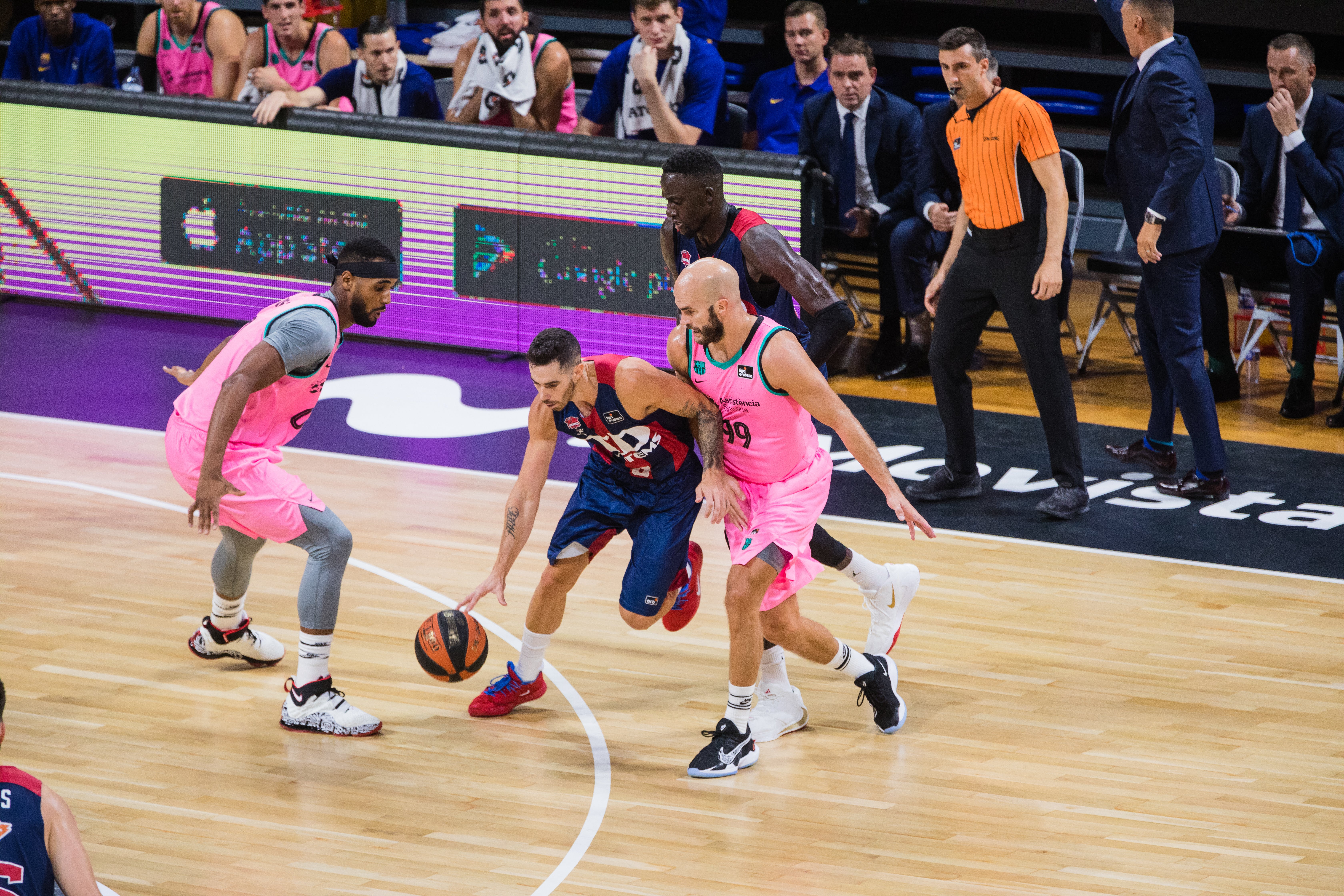 Baskonia y Barcelona han disputado la primera semifinal de la Supercopa.