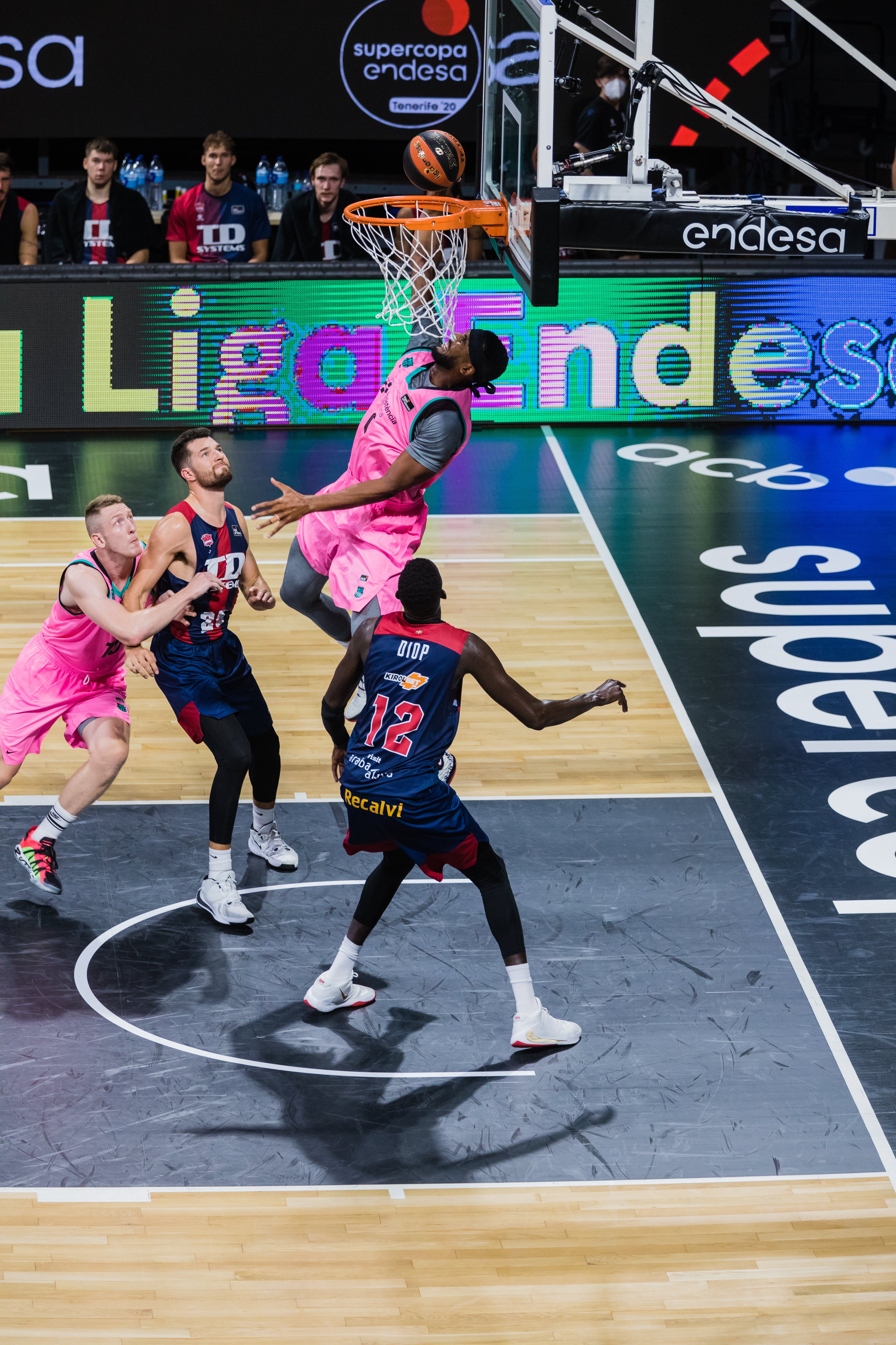 Baskonia y Barcelona han disputado la primera semifinal de la Supercopa.
