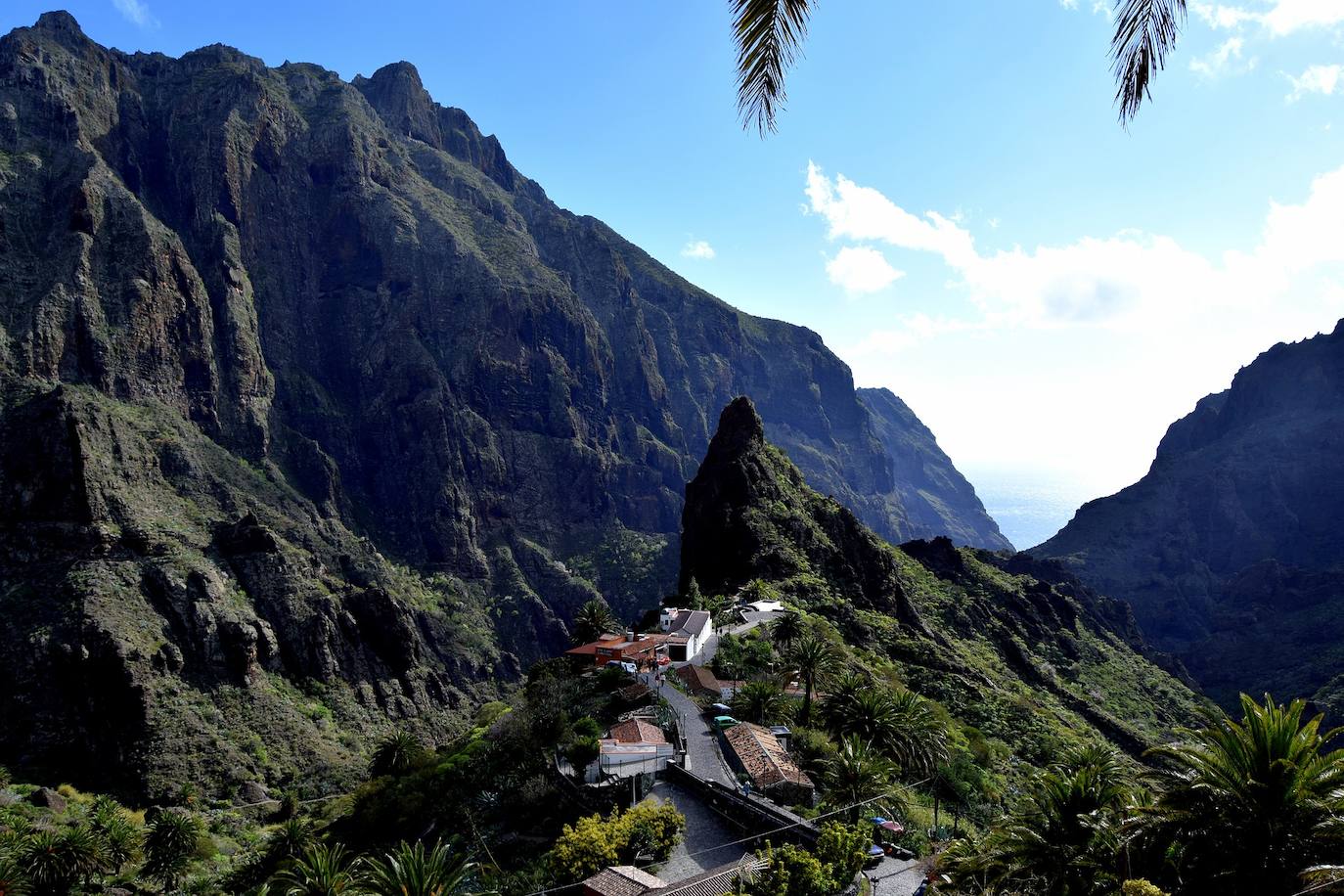 Masca (Tenerife) | Masca es una aldea encaramada en lo alto de un risco del parque natural del Teno, rodeado de montañas y que sirve de puerta de entrada al barranco de Masca. Por su situación y la belleza del entorno se le ha hermanado con Machu Picchu. 