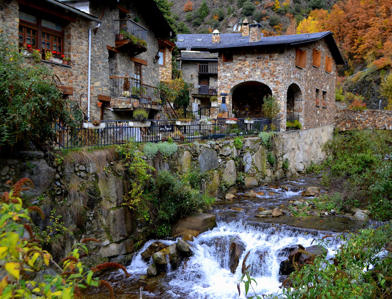 Está considerado como uno de los pueblos más aislados de la península, y a punto estuvo de desaparecer al carecer históricamente de accesos, electricidad y teléfono. Debido a su situación geográfica y a la magnífica preservación de sus casas, Os de Civís ha acabado convirtiéndose en un destino turístico. 