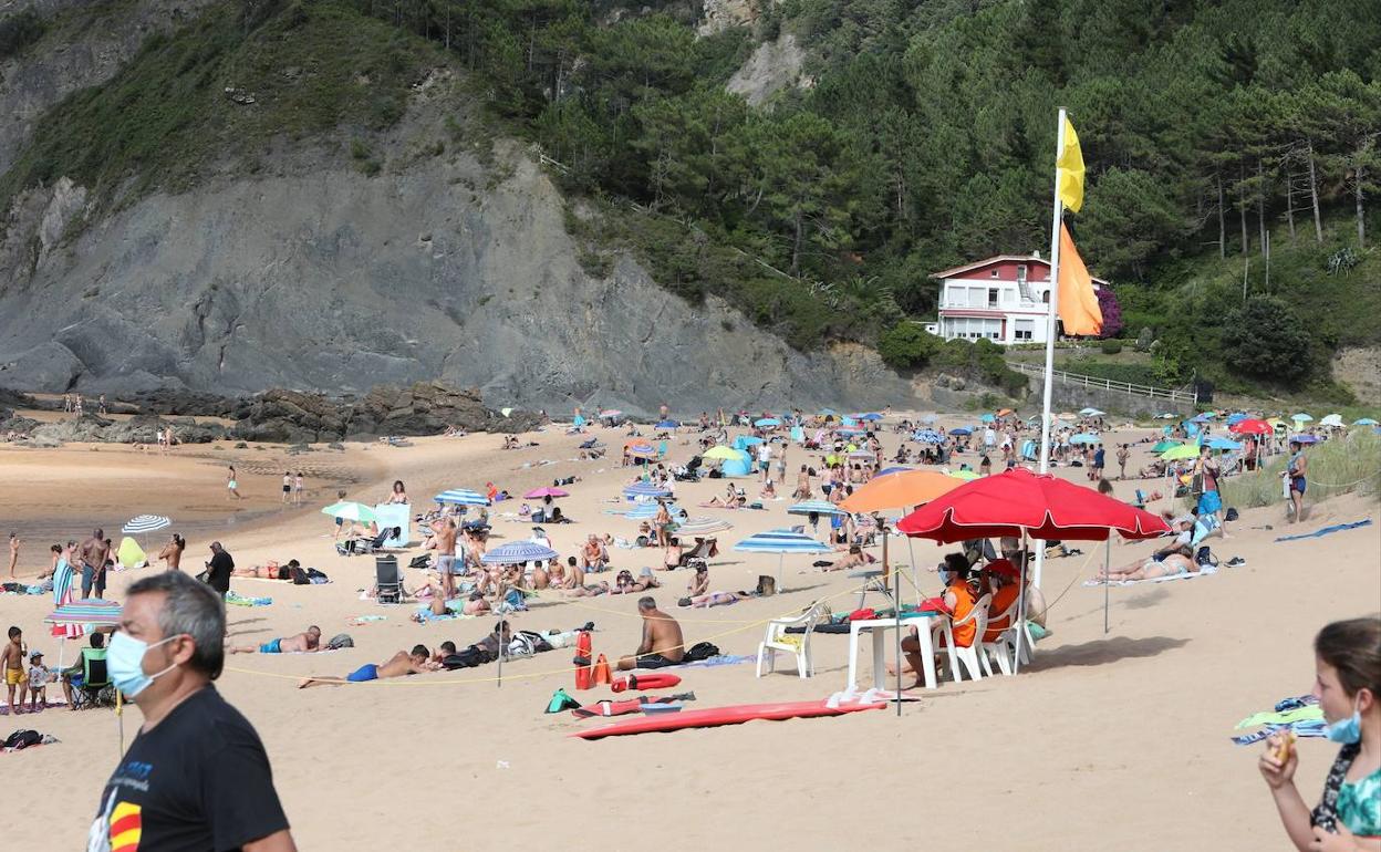 Las playas siguen llenas de bañistas en septiembre. 