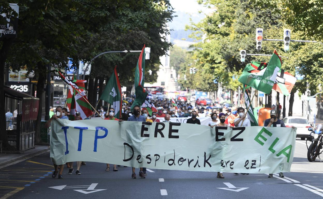 Los trabajadores de ITP se han manifestado esta mañana por las calles de Bilbao.