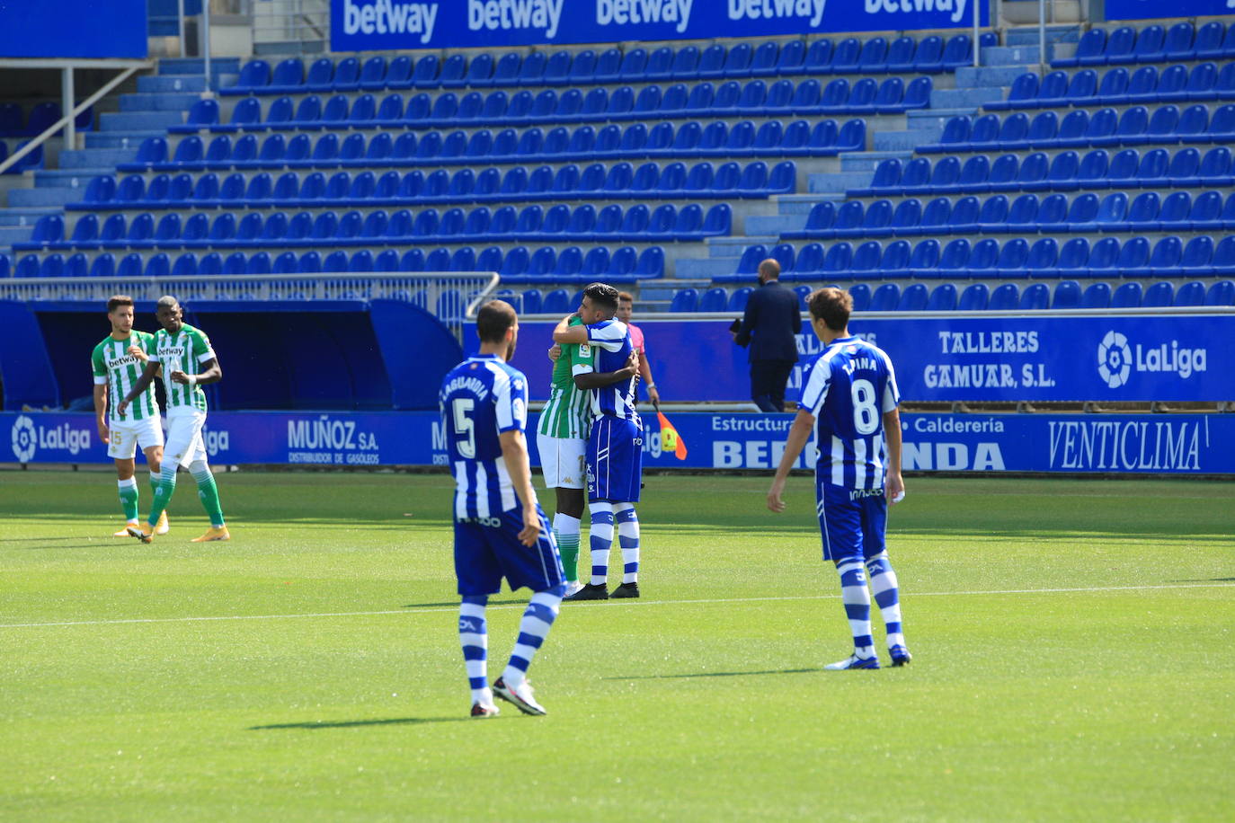 Un vacío estadio de Mendizorroza ha acogido el duelo entre Alavés y Betis.