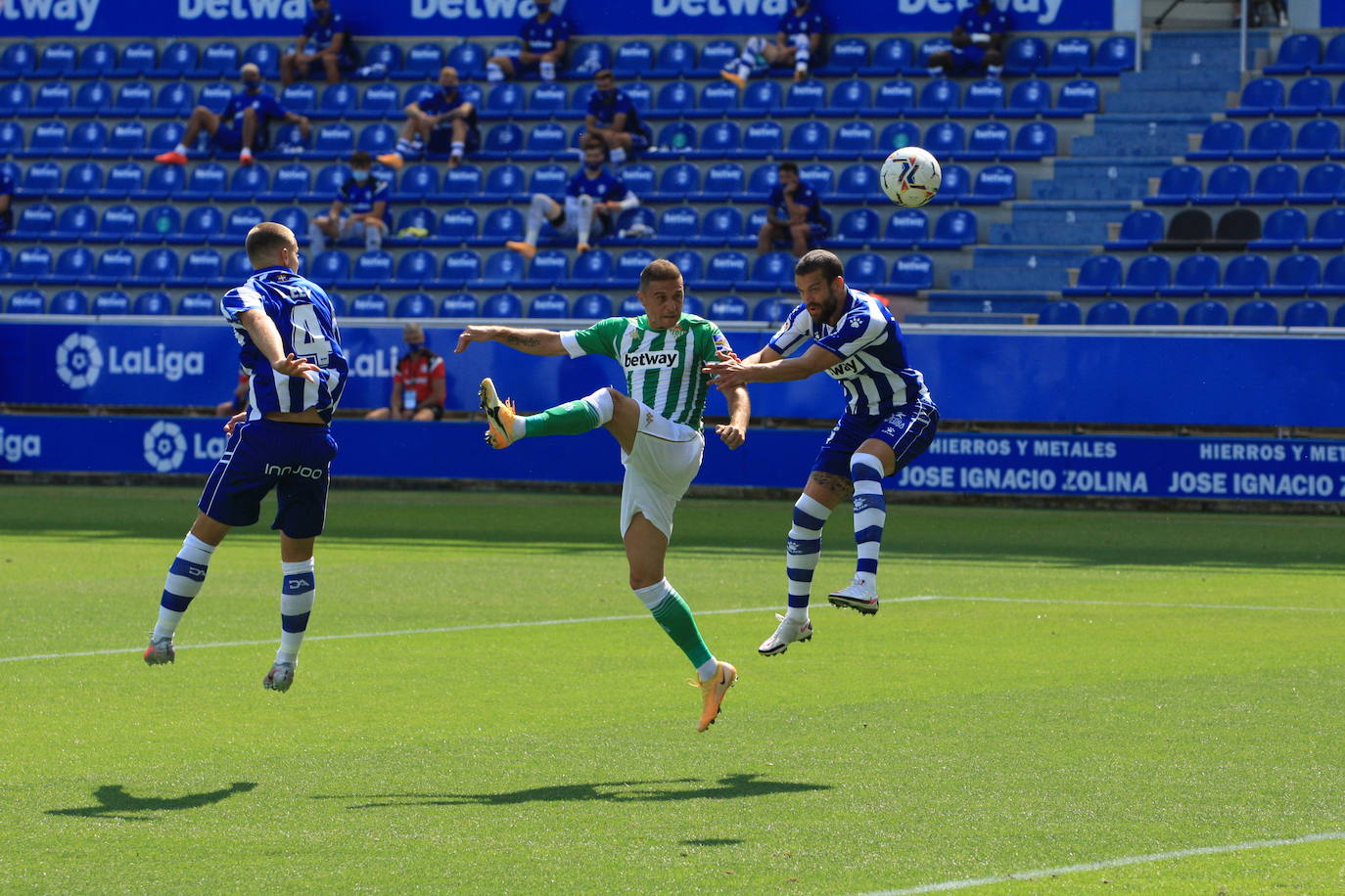 Un vacío estadio de Mendizorroza ha acogido el duelo entre Alavés y Betis.