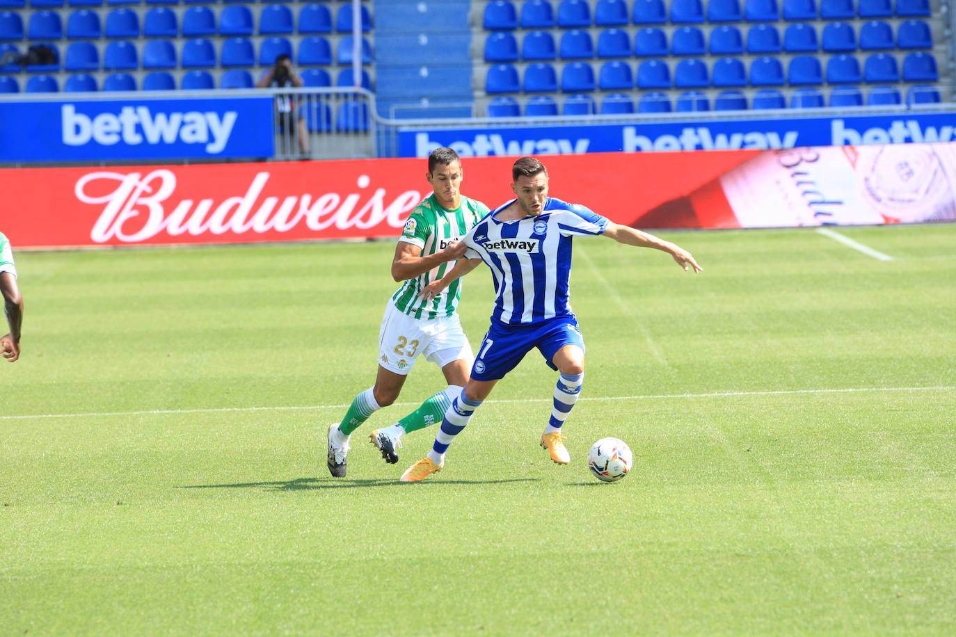 Un vacío estadio de Mendizorroza ha acogido el duelo entre Alavés y Betis.