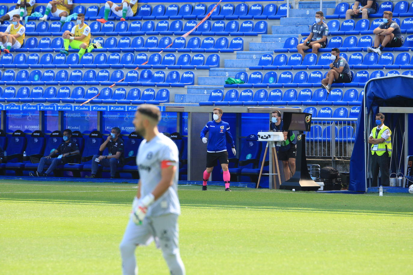 Un vacío estadio de Mendizorroza ha acogido el duelo entre Alavés y Betis.