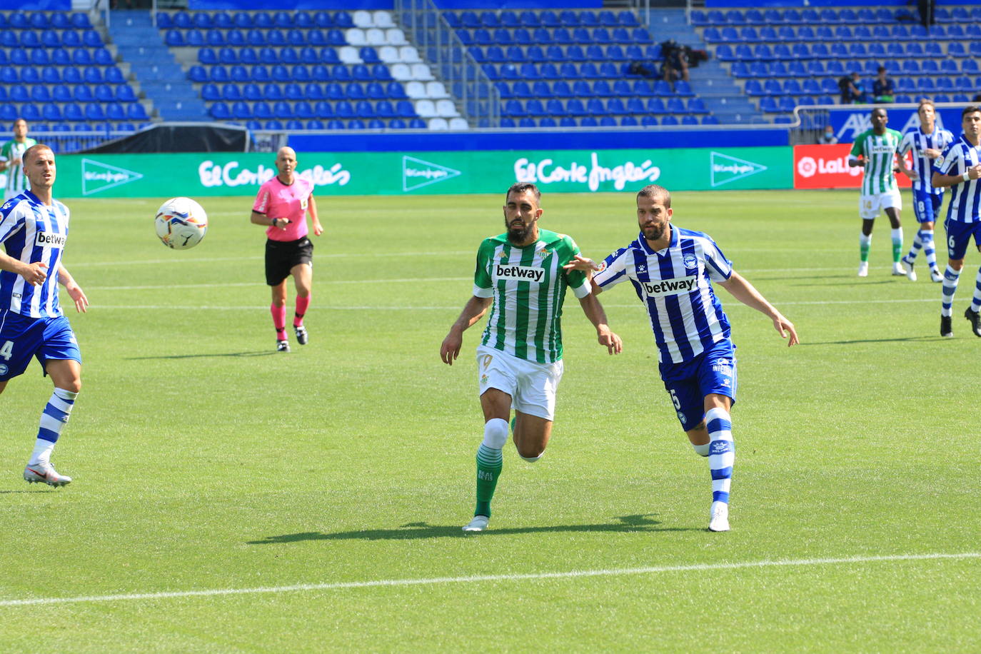 Un vacío estadio de Mendizorroza ha acogido el duelo entre Alavés y Betis.