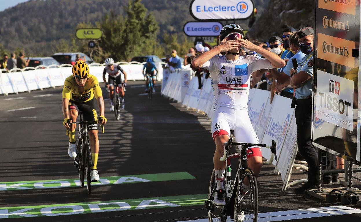 Pogacar celebra la victoria por delante de Roglic en el Grand Colombier. 