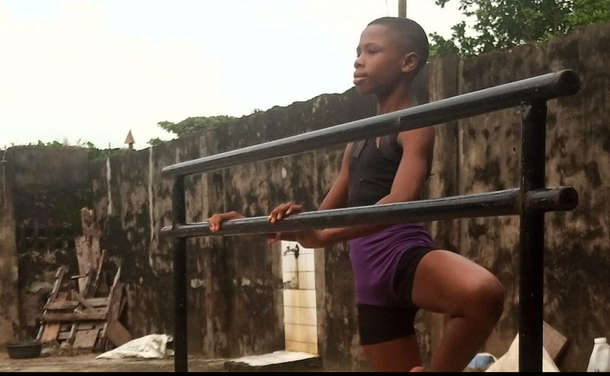 Anthony Mmesoma Madu, en el lugar donde se grabó su vídeo.