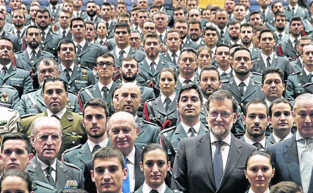 Jorge Fernández Díaz, con Mariano Rajoy, rodeados de guardias civiles durante la inauguración de la academia de Aranjuez en 2016, su último año como ministro del Interior. 