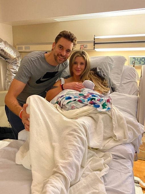 Pau Gasol posa con su mujer y su hija en el hospital.