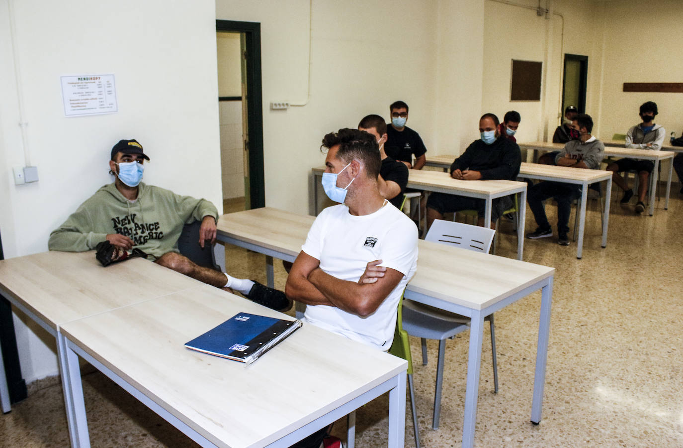 Estudiantes de Formación Profesional del centro público Mendizabala en su regreso a clase.
