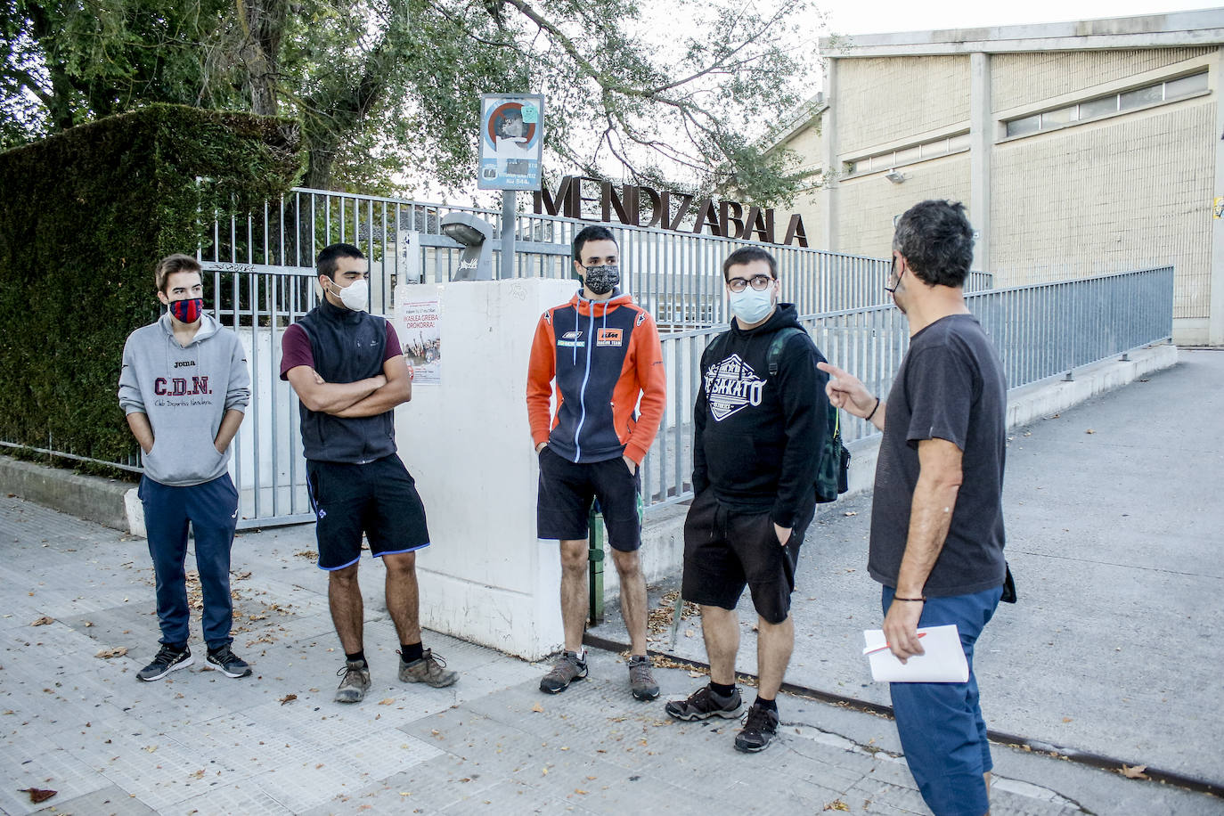 Estudiantes de Formación Profesional del centro público Mendizabala en su regreso a clase.