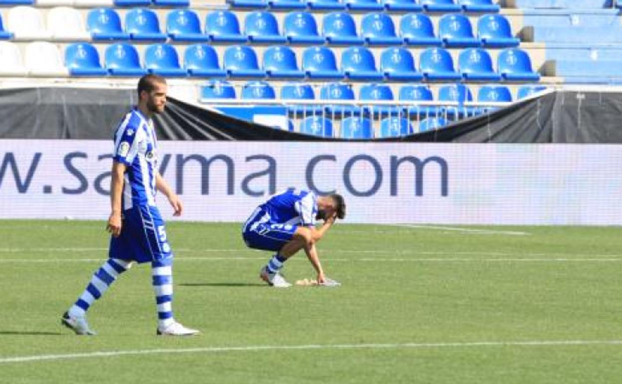 Laguardia y Javi López se lamentan durante el encuentro.