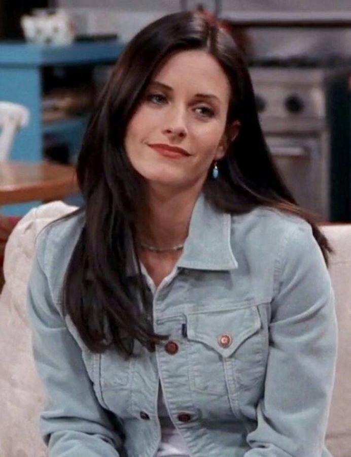 Melena larga capeada: Otra de las tendencias que nos adelantó la mítica serie de 'Friends' fue la melena capeada con las capas superiores más cortas y las inferiores rectas. Un corte de pelo que llegamos a verle a Monica Geller.