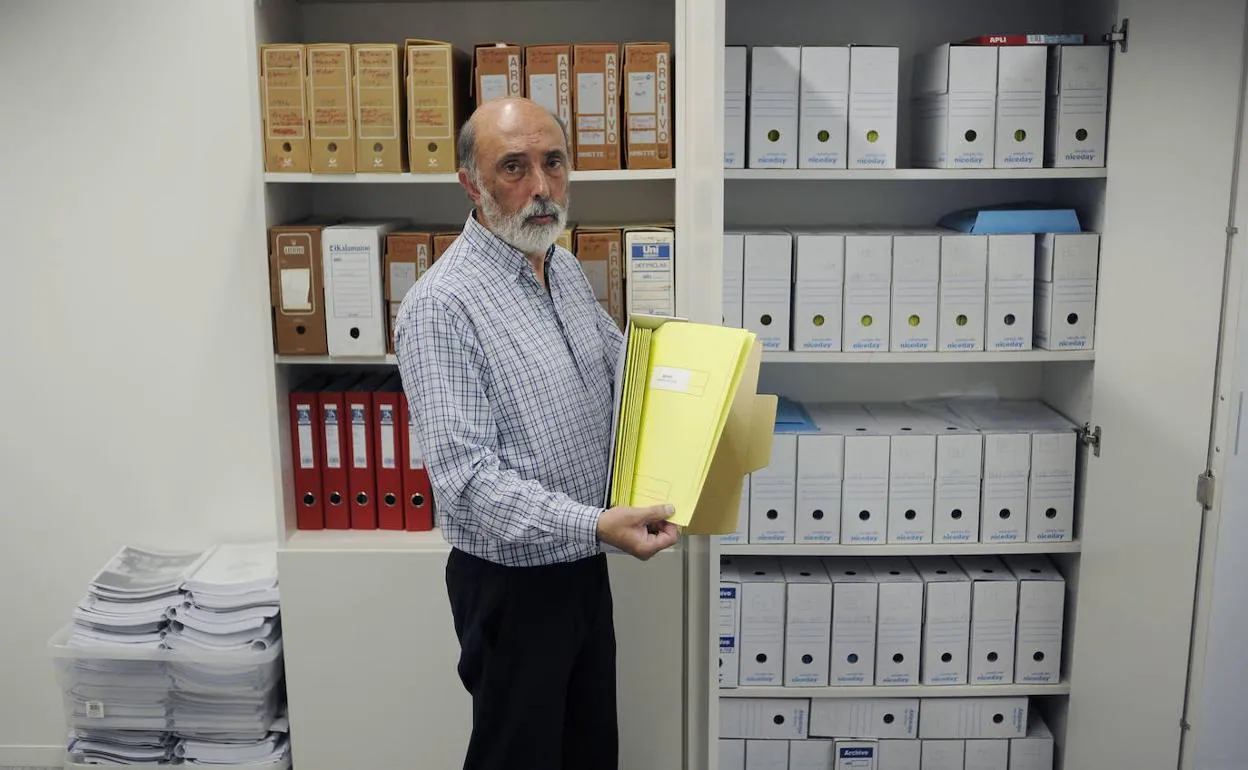 El antropólogo forense Paco Etxeberria, en una foto de archivo en su despacho en San Sebastián. 