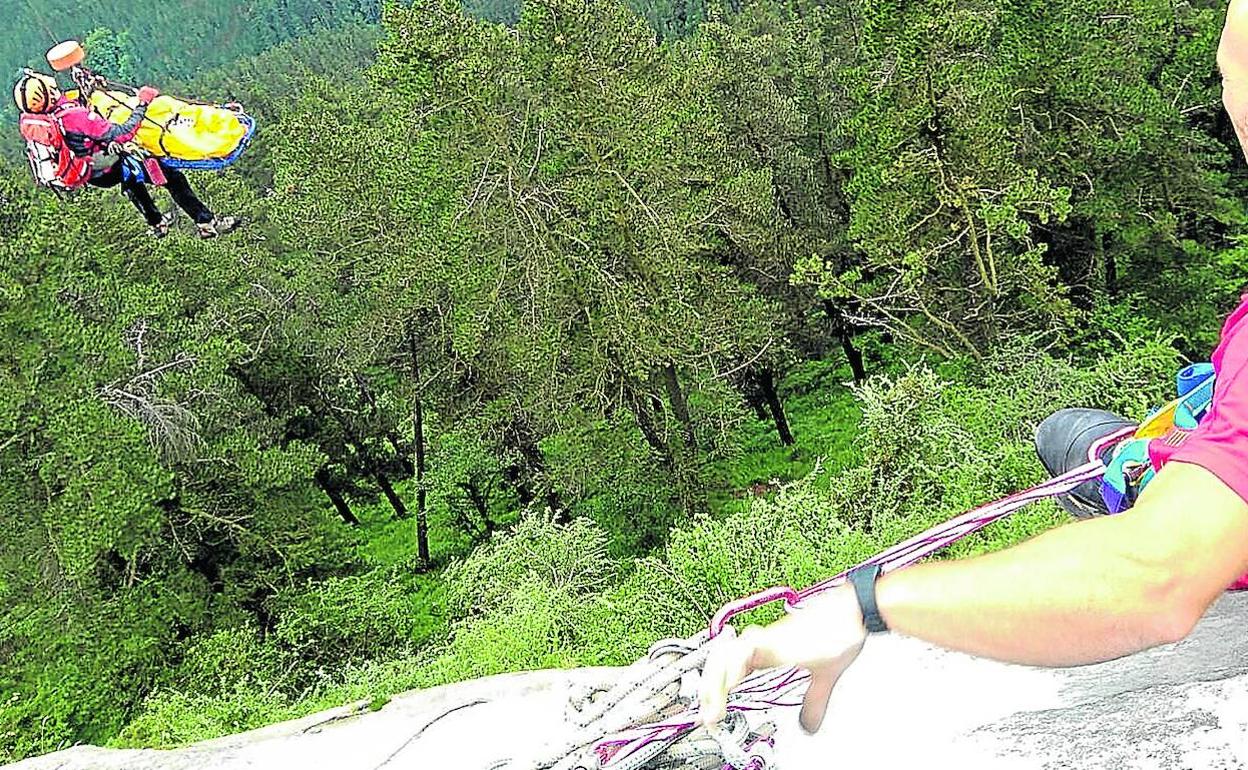 La Unidad de Rescate de Montala de la Ertzaintza participa en un operativo con helicóptero para auxiliar a un montañero herido. 