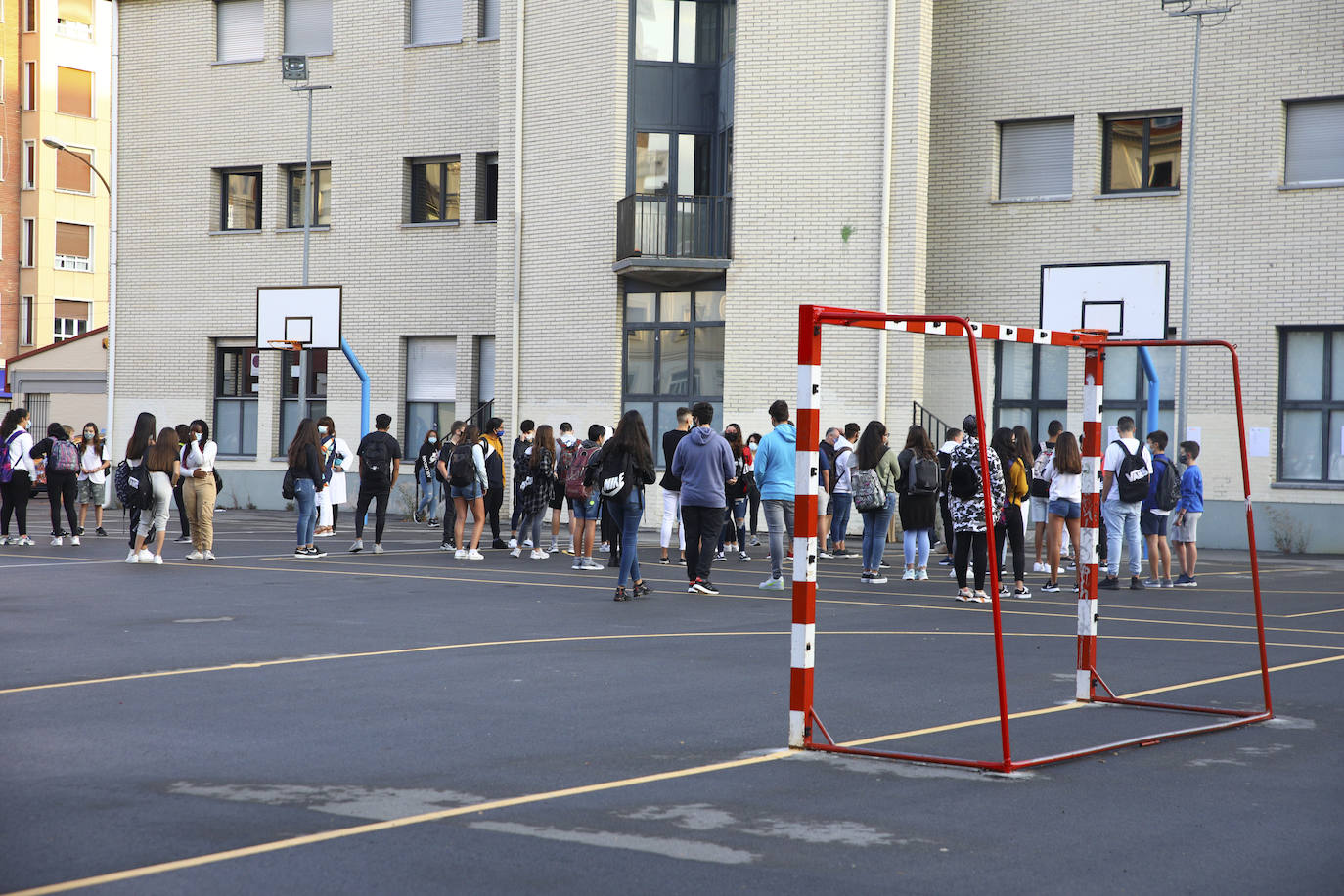 Estudiantes del instituto Ekialde, situado en la calle Florida, aguardan en el patio del centro para poder acceder a clase.